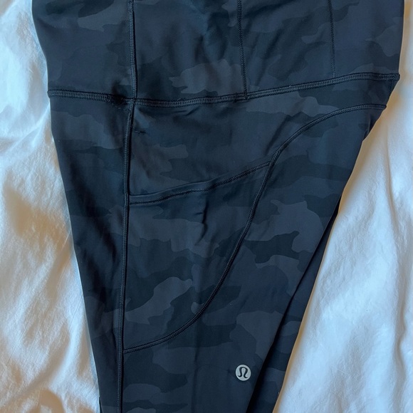 lululemon Womens Camo Black 8” size 6 Bike Shorts with pockets - Picture 5 of 6